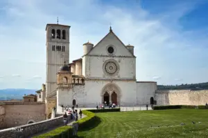 Der obere Eingang zu Basilika San Francesco in Assisi.