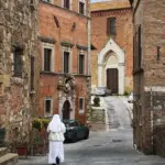 Eine Nonne spaziert durch die Altstadtgassen in Montepulciano.