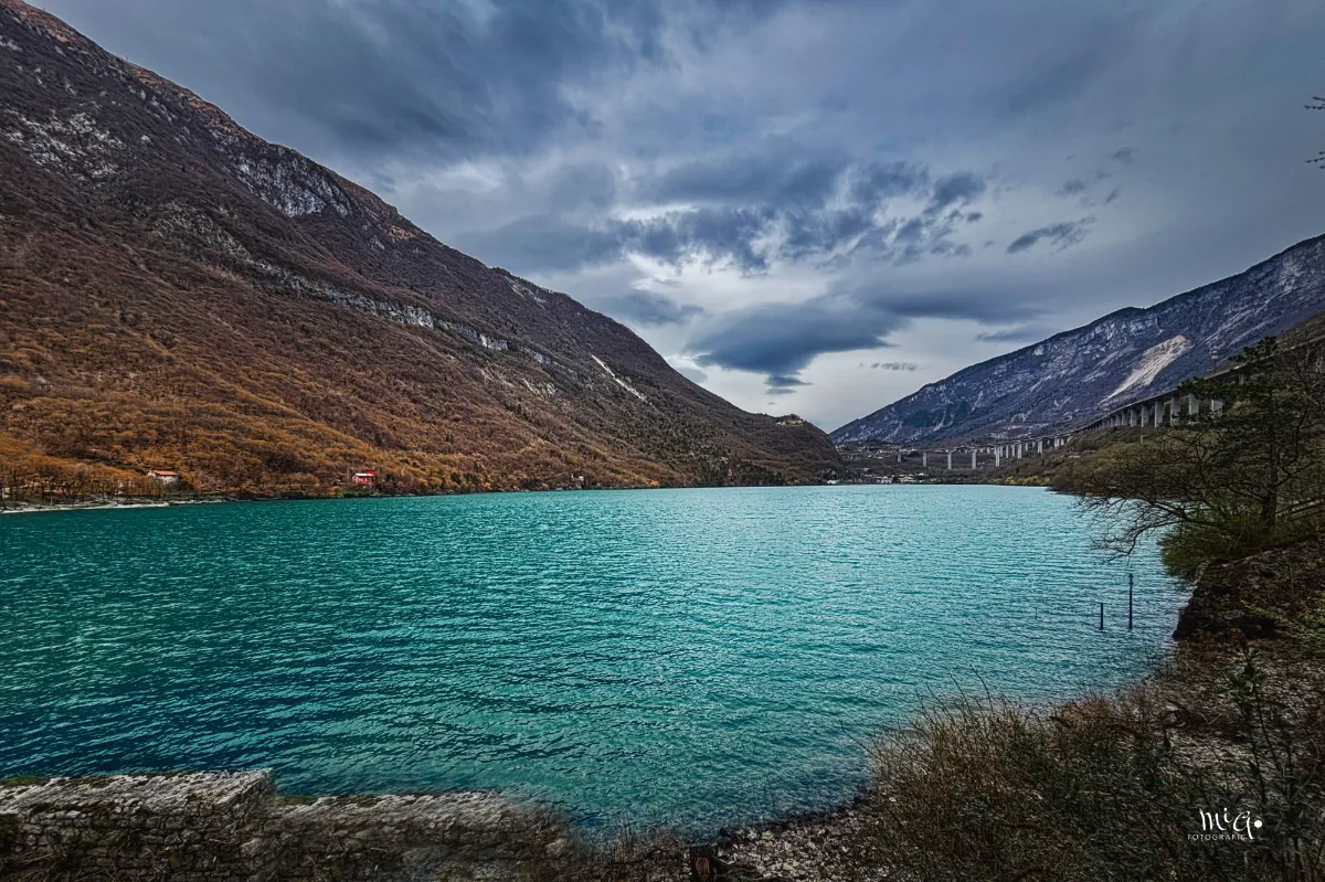 Bei bewölktem Himmel sticht die grüne Farbe des Lago Morto kontrastreich aus der Landschaft.