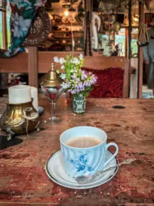 Eine Tasse Kaffee steht auf dem alten Holztisch.