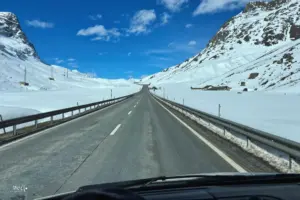 Bereits vor der erreichten Passhöhe des Julierpasses ist man wieder voll im tiefen Winter mit viel Schnee.