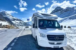 Wohnmobil auf der Passhöhe des Juliers mit dem imposanten Bergpanorama.