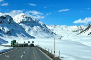Auf der Fahrt über den Julierpass fühlt man sich bei den Wetter- und Schneeverhältnissen in einer anderen, einer mystischen Welt.