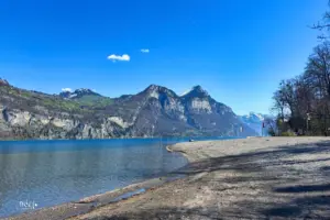Blick über den Walensee vom westlichen Ende des Sees in die Berge.