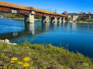 Die längste überdachte Holzbrücke Europas verbindet Bad Säckingen (Deutschland) mit Stein (Schweiz) über den Fluss Rhein.