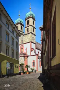 Das Wahrzeichen von Bad Säckingen nebst der Holzbrücke ist das Fridolinsmünster mitten in der Altstadt.