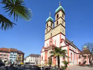 Das Wahrzeichen von Bad Säckingen nebst der Holzbrücke ist das Fridolinsmünster mitten in der Altstadt.