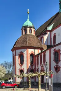 Das Wahrzeichen von Bad Säckingen nebst der Holzbrücke ist das Fridolinsmünster mitten in der Altstadt, hier von der Nord-Seite betrachtet.