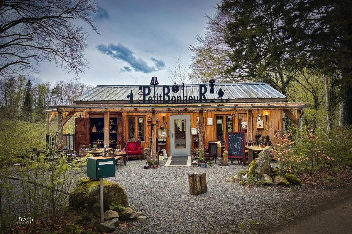 Ein kleines Brocante-Café inmitten der Natur.
