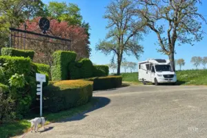 Ein imposanter Tordurchgang beim Eingang zum Schlosspark.