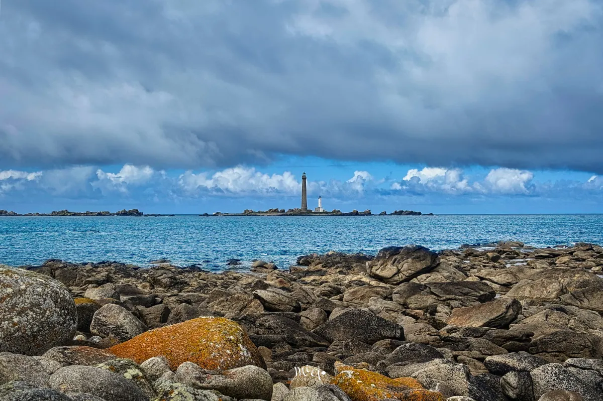leuchtturm-kueste-meer-steine Von der Küste hat man einen direkten Blick zum Leuchtturm Île Vierge der auf einer kleinen Insel vor den Klippen steht.
