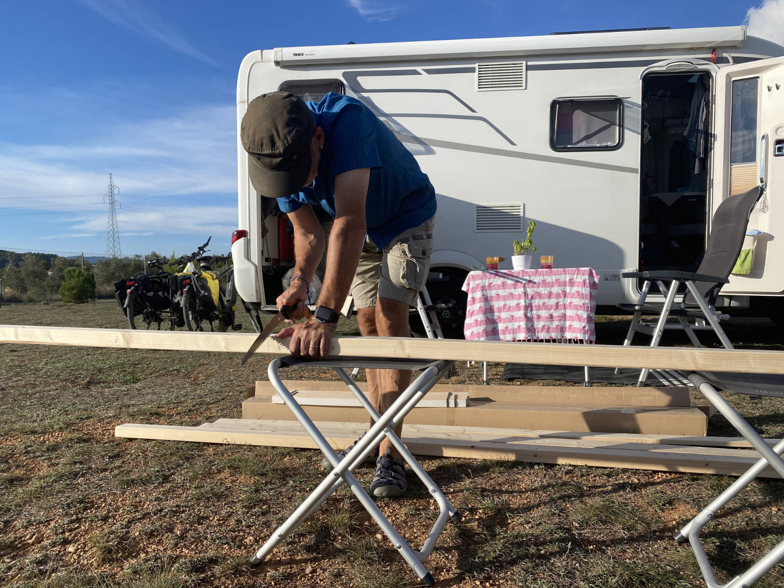 holz-saegen-bauen-konstruieren Ohne wirkliche Werkzeuge, nur mit Astsäge und Akkubohrer, wird die Unterkonstruktion für das neue Bett im Hymer B MC T580 angefertigt.