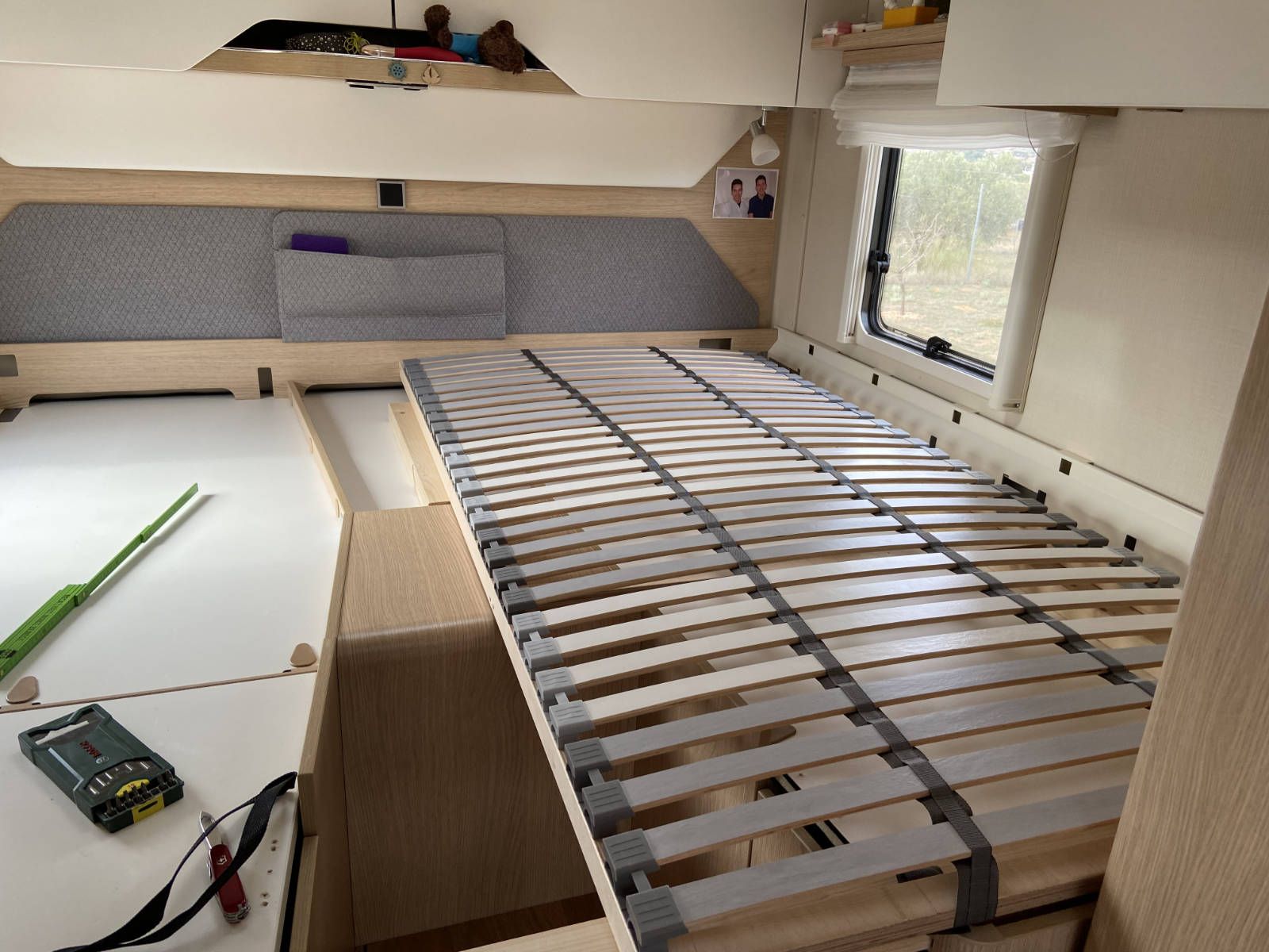 06_IMG_8926 Ohne wirkliche Werkzeuge, nur mit Astsäge und Akkubohrer, wird die Unterkonstruktion für das neue Bett im Hymer B MC T580 angefertigt.