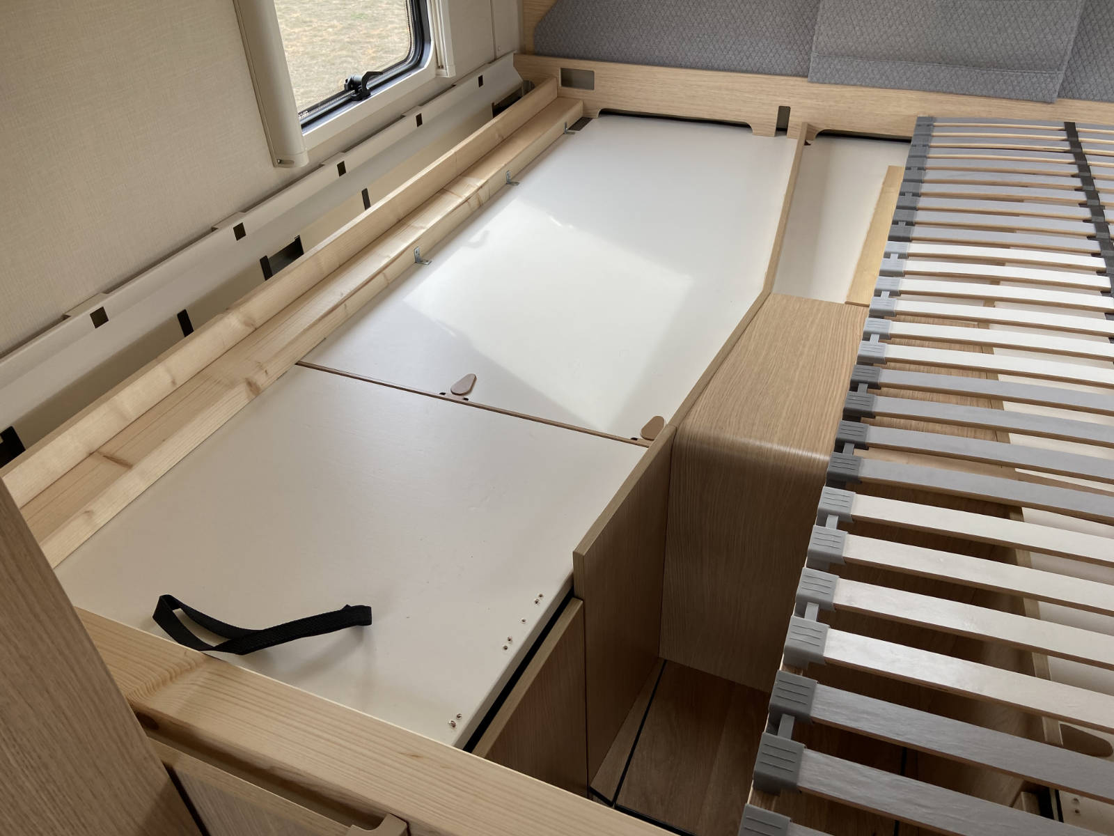 08_IMG_8931 Ohne wirkliche Werkzeuge, nur mit Astsäge und Akkubohrer, wird die Unterkonstruktion für das neue Bett im Hymer B MC T580 angefertigt.