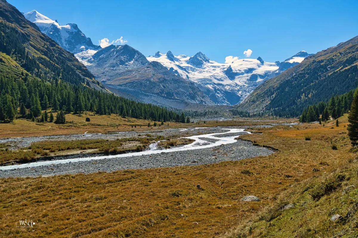 berge-schnee-fluss Das imposante Bernina-Bergmassiv bildet das Ende des Tals.