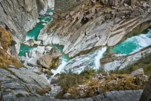 Die Reuss stürzt sich wild durch die berühmte und wilde Schöllenenschlucht.