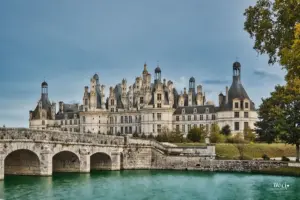 Eine vielzahl an Türmchen zieren das Schloss Chambord welches eine imposante Erscheinung bildet.