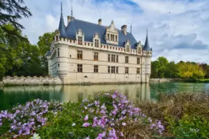 Das Wasserschloss Azay le Rideau ist von Wasser umgeben und spiegelt sich im Wasser.