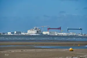 Aus der Ferne sieht man die riesige Werftanlage von Saint Nazaire mit der aktuell noch im Bau befindlichen "Wonder of the Seas", dem zukünftig grösste Kreuzfahrtschiff.