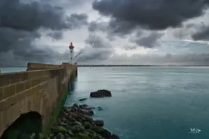 Weit ragt der Steg in den Atlantik hinaus um am Ende den Zugang zum Leuchtturm zu gewähren.