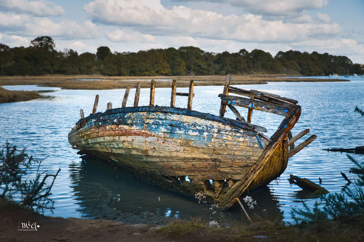 Das im Wasser liegende Bootswrack modert langsam vor sich hin und zerfällte immer mehr. Dennoch gibt es ein spezielles Fotomotiv.