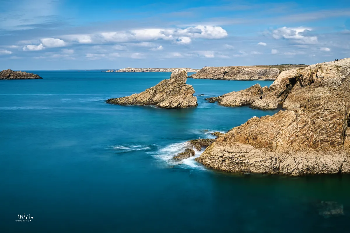 klippen-wasser-meer Die Küste auf der Halbinsel von Quiberon zeigt eine Küstenlinie voller Riffs und Felsen die total zerklüftet sind.