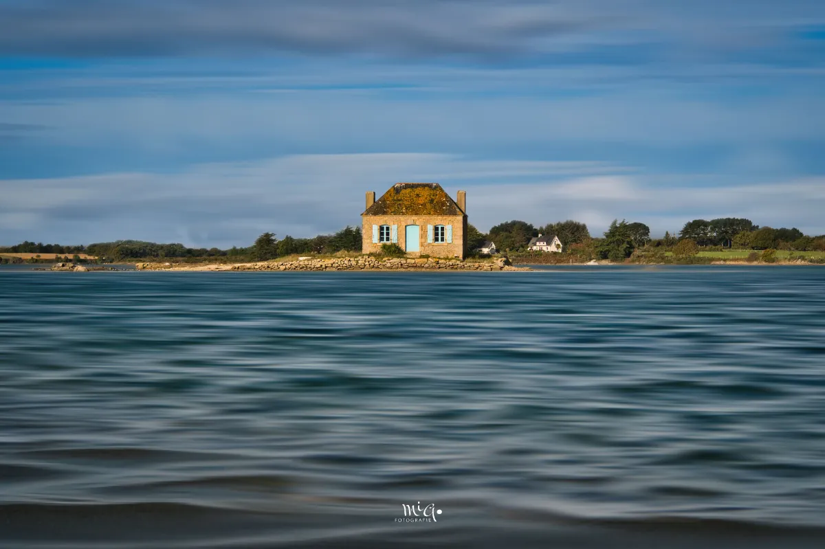 Inmitten des Flusses Etel liegt eine Mini-Insel die gerade Platz für das kleine Fischerhäuschen bietet und ein tolles Fotomotiv bietet.