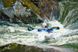 Tosend und wild spritzt das Wasser um das Kayak.