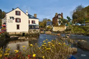 Die Häuser stehen teilweise direkt im Fluss Aven in dieser malerischen Herbstlandschaft in Pont-Aven.