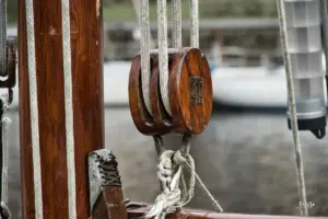 Die alten hölzernen Umlenkrollen eines alten Segelschiffes.