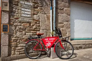 Mit einem alten Fahrrad wirbt ein Geschäft in der Altstadt um Aufmerksamkeit.