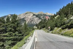 Stetig steigt die Strasse bergwärts an und wir sind immer näher an den mächtigen Bergen.