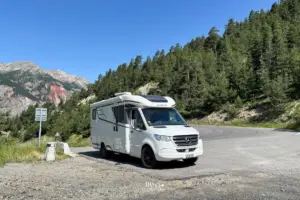 Ein kleiner Platz in einer Kurve wird als Haltemöglichkeit für ein paar Fotos genutzt.
