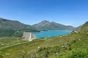Türkisfarben strahlt der Stausee am Mont-Cenis mit der Sonne um die Wette.