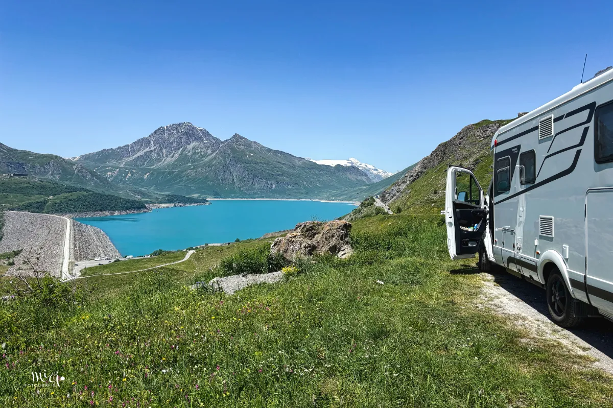 Ausblick vom Wohnmobil über den Stausee.