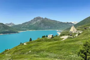Ein tolles Panorama mit dem türkisfarbenen Stausee und den mächtigen Bergen im Hintergrund.