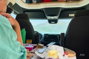Während des Mittagesssens haben wir einen tollen Ausblick aus dem Wohnmobil direkt auf den Stausee am Mont-Cenis.