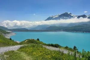 Von der italienischen Seite zieht ein Wolkenband über dem See durch und teilt die Panorama Sicht.