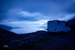 Eine faszinierende Stimmung, ganz in blau Tönen, kurz vor dem Gewitter auf 2100 müM.