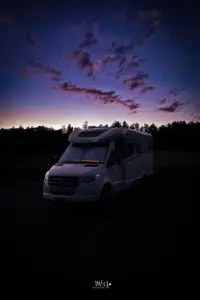 Ein Abendhimmel in lila und rosa über dem Wohnmobil lässt den Tag zu Ende gehen.