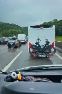 Auf 3 Spuren stehen die Autos, Wohmobile und LKW im Stau.