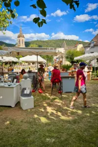 Im städtischen Park findet ein interessanter und vielseitiger Töpfermarkt statt.